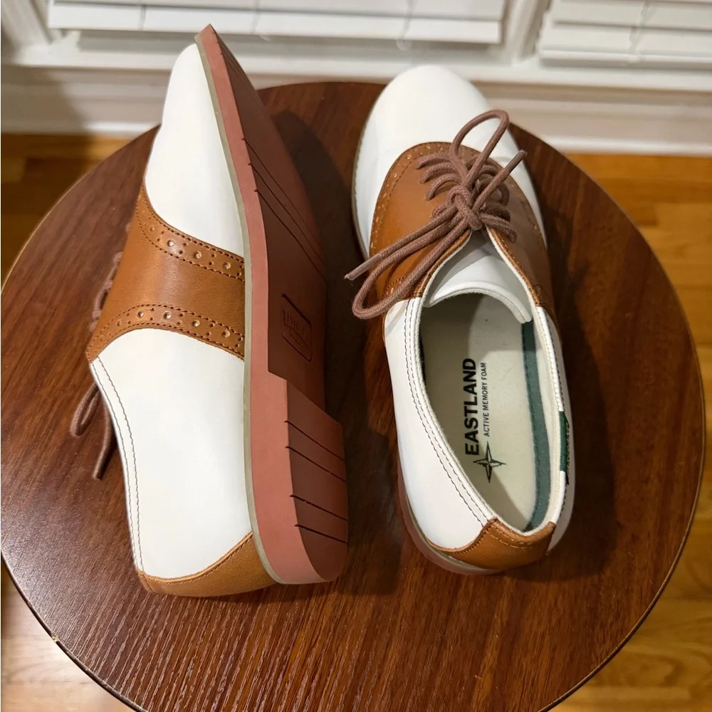 Eastland Women’s White and Brown Women's Flats! Size 8! Best Offer Accepted! 🤍🤎 - Picture 8 of 13